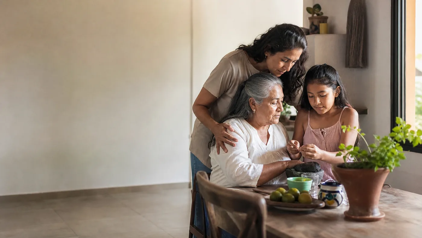 Tres generaciones de una familia compartiendo un momento cotidiano en casa